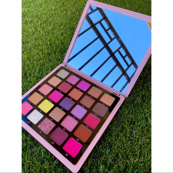 ABH Norvina Vol.4 Pro Pigment Makeup Palette.